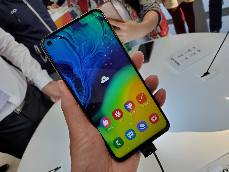 Samsung Galaxy A60 ������� ���������� Screen Sound, NFC, ��� ������ �� 32 ��, ����������� �� 3500 ���� ��� ���� ����� 300 ��������